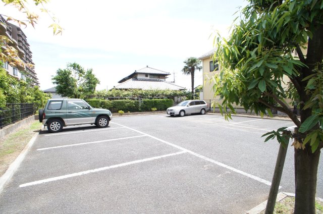 ポポラーレ八千代0104号室 車をお持ちの方に嬉しい駐車場付きの物件です