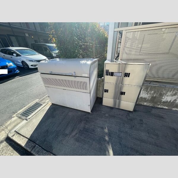 HOUSEしゅんざん101号室 ゴミストッカー・宅配BOX