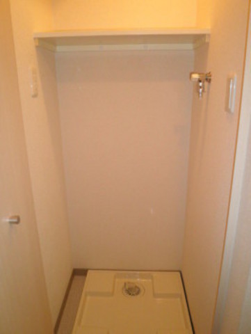 ガラ・ステーション岩本町North12階 洗濯機置き場には扉がついていて生活感を隠すことができます