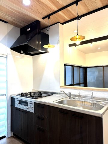 朝霞市宮戸 戸建て 濃い木目調の３口コンロシステムキッチン、対面にはカウンター