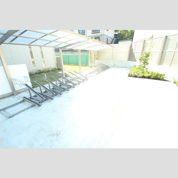 CRESCENTE経堂(クレシェンテ)　壱番館213号室 駐輪場