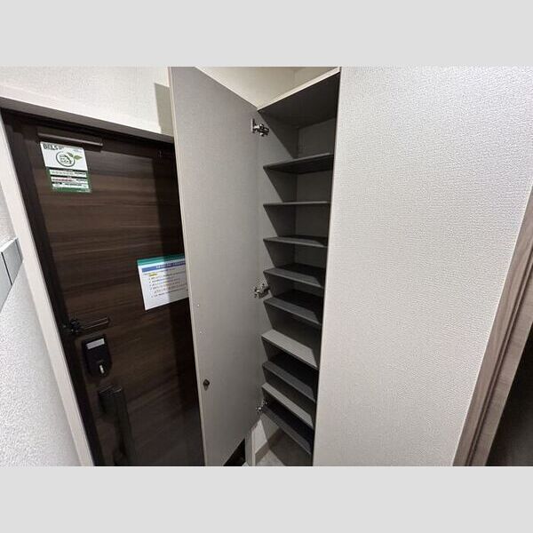 D-ROOM寺町102号室 玄関