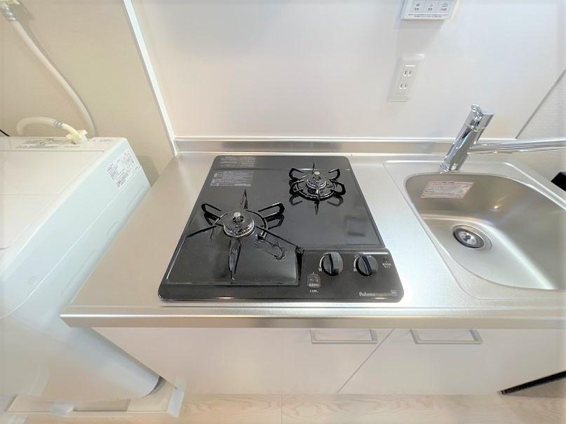 アトリアコートⅣ202号室 シンクと2口コンロ
