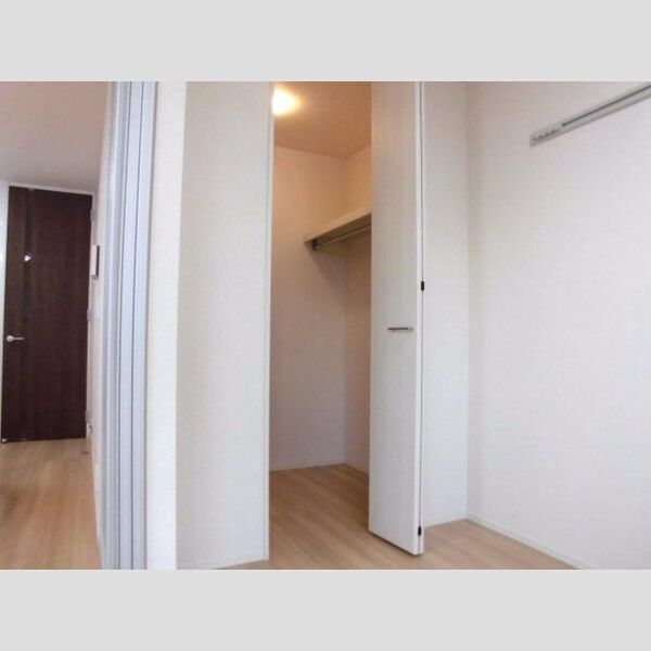 レフィナード末広102号室 ウォークインクローゼット