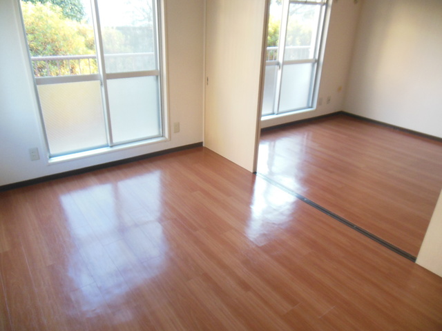 サンモール向台0103号室 南側洋室（出窓あり）