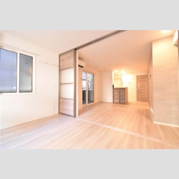 マーリエ Ⅲ 居室とリビングダイニング