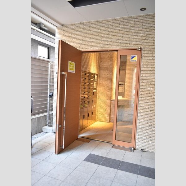 グランヴレーユ205号室 エントランス