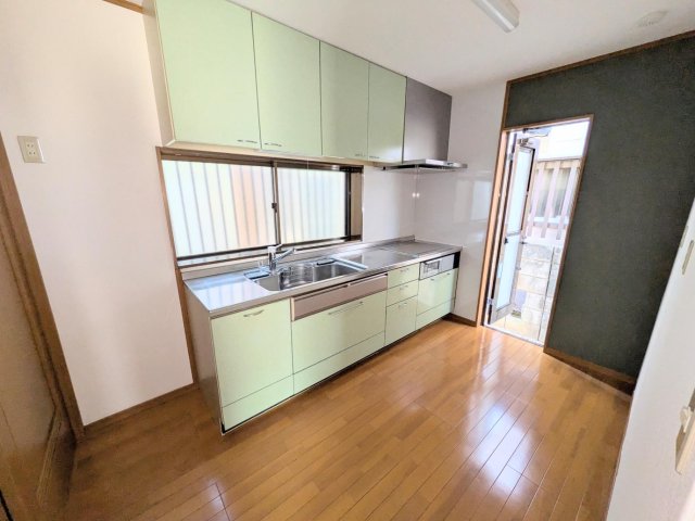 船橋市芝山戸建 システムキッチンはIHクッキングヒーターあり