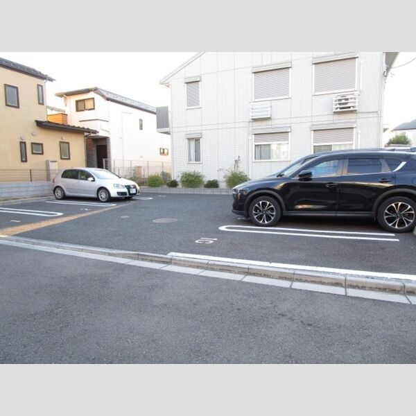 イーリスガーデン 駐車場