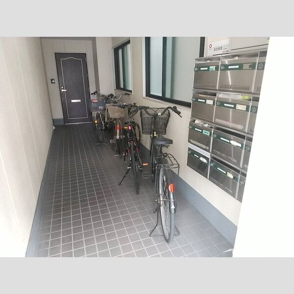 フルリール 駐輪場