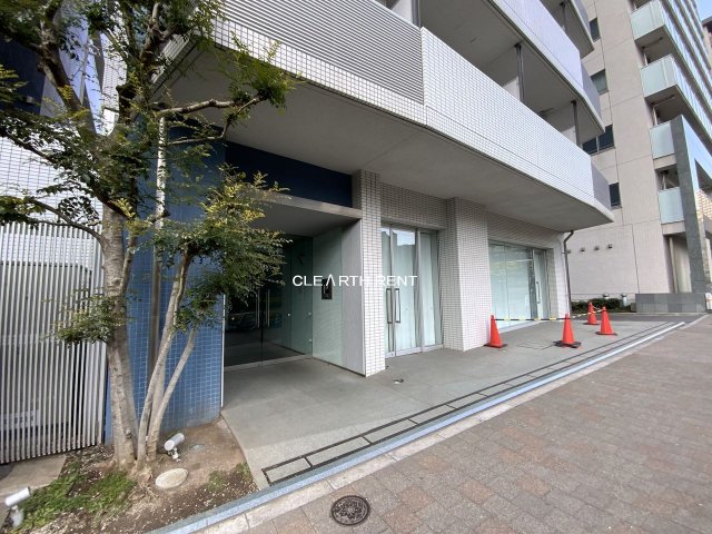 コンシェリア西新宿9階 光が差し込むエントランス