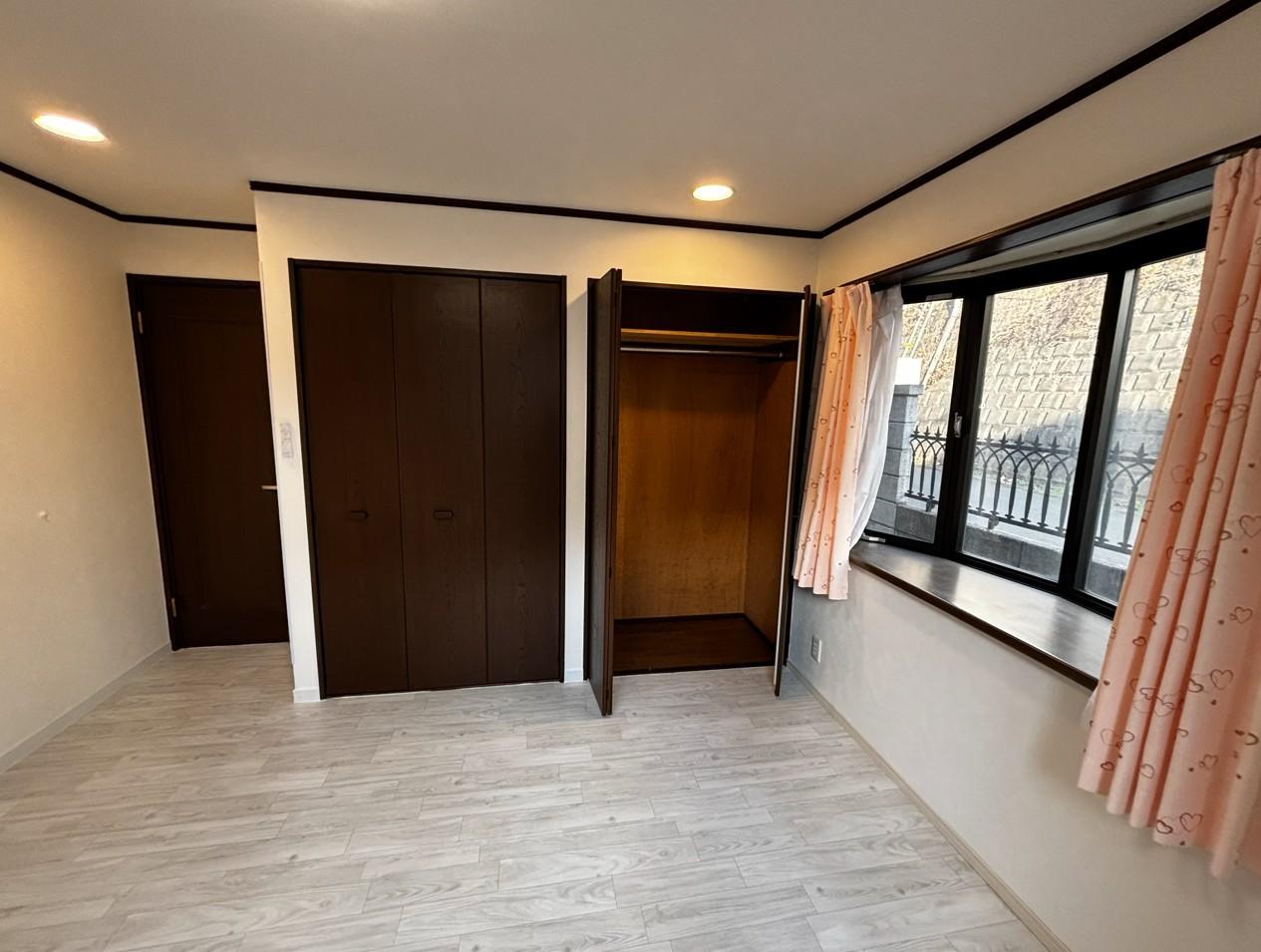 西生田5丁目戸建 クローゼットで収納充実です。明るい出窓。