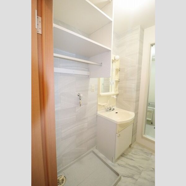 セジュール御堂の上　A101号室 洗濯機置き場　上部収納棚