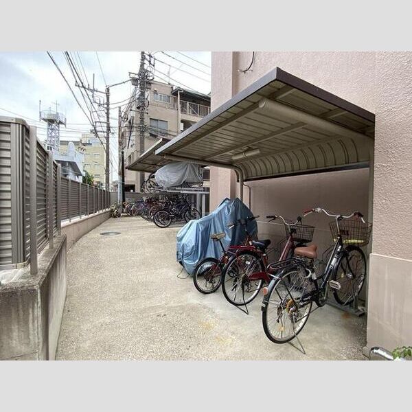 クロフト401号室 駐輪場