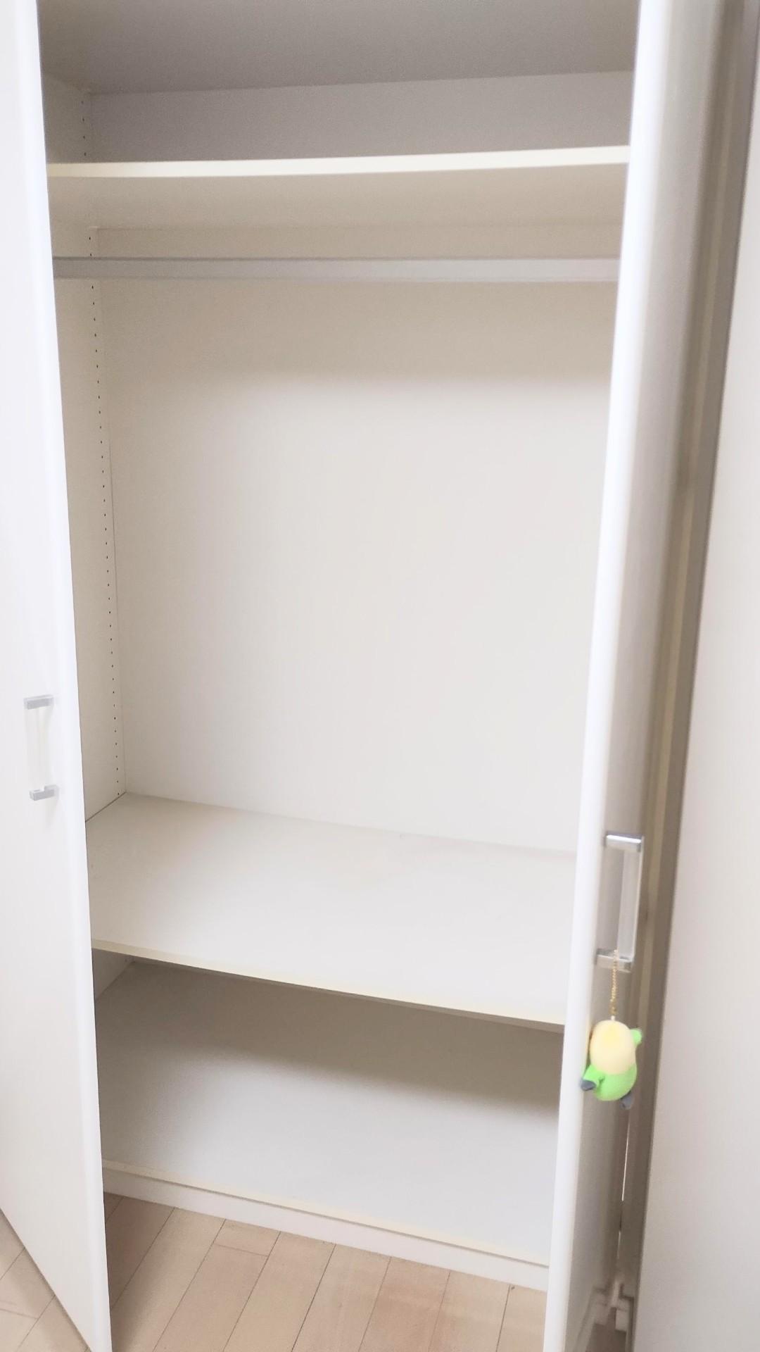 ファミール銀座イースト14階 クローゼットは各部屋に完備で物入も豊富なので収納に便利です。