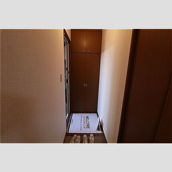 アルカイックシャトー　西館105号室 玄関