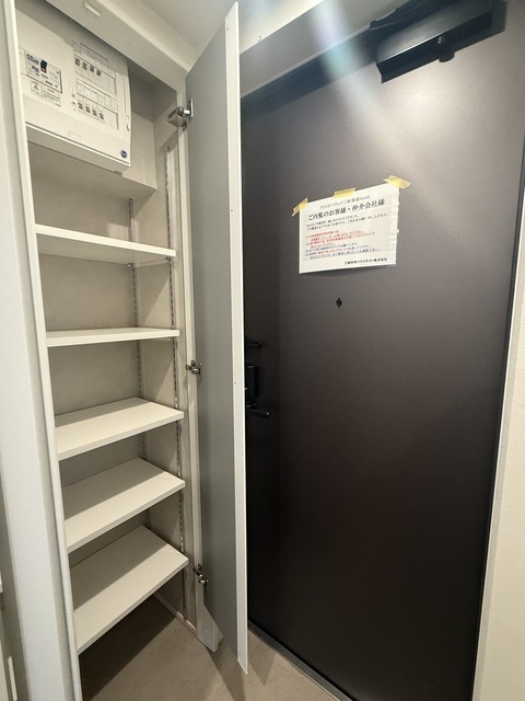アトリオフラッツ三軒茶屋Ｎｏｒｔｈ203号室 玄関収納　2025年11月撮影
