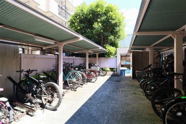 メイツ伊勢佐木長者町7階 駐輪場