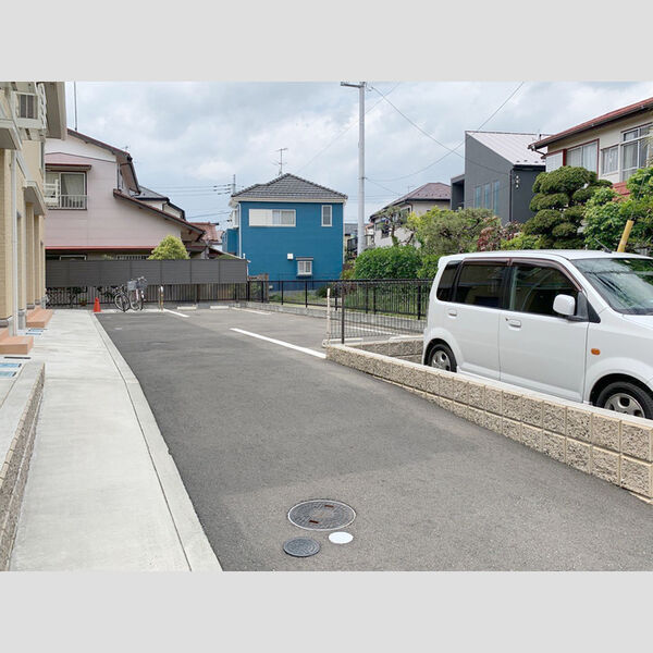 ルミナス 敷地内駐車場※前面道路が狭いです