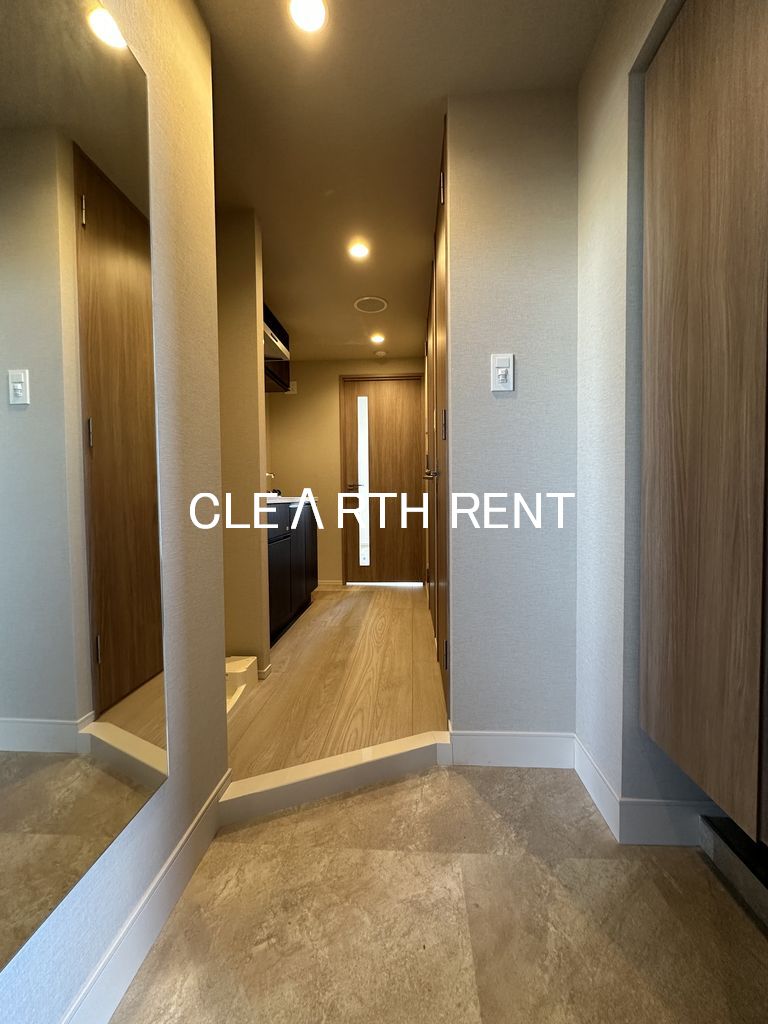 コンシェリア東京 ＜ＨＩＧＡＳＨＩＪＵＪＯ ＲＥＳＩＤＥＮＣＥ10階 全身姿見ミラー付きの玄関/人感センサー対応