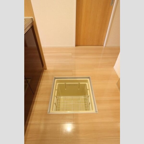 ホワイト・サラ101号室 床下収納