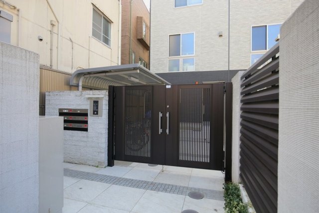 プラハテラス東大前 エントランス