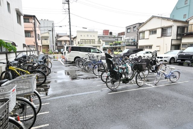 成加パラシオン4階 駐輪場