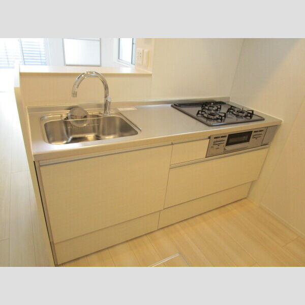 クレマチス102号室 対面式3口ガスコンロ付システムキッチン