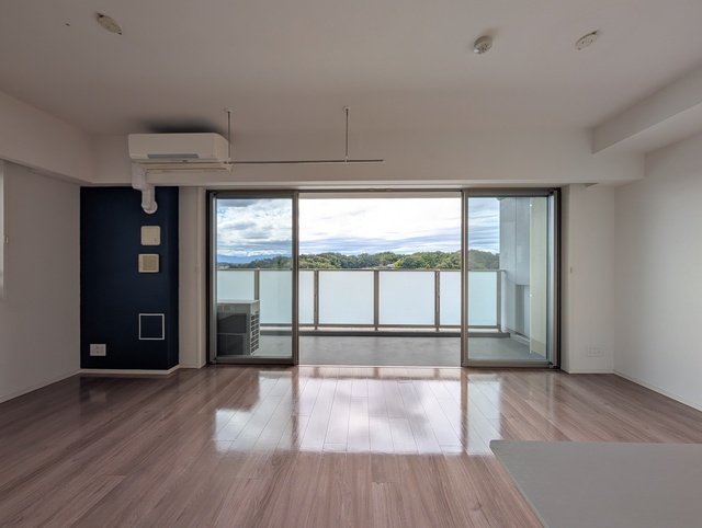 ザ・パークハウス上麻生613号室 左右に開く開放的なセンターオープンサッシ採用　2025年10月撮影