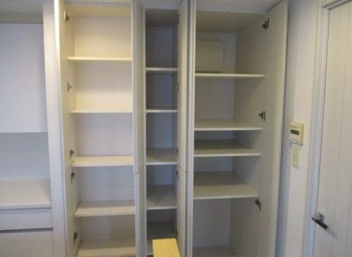 ライオンズ鶯谷マークスフォート キッチン背面収納　※2025年12月撮影の写真