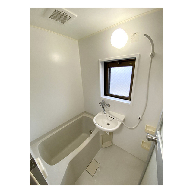 コーポハーベスト301号室 窓付きで明るいバスルーム