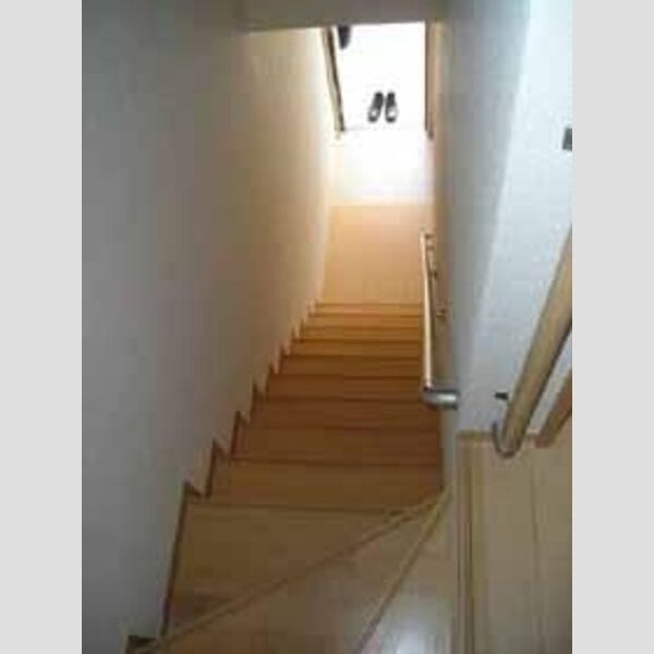 レガーロ　B 13_階段～玄関部分(2F)