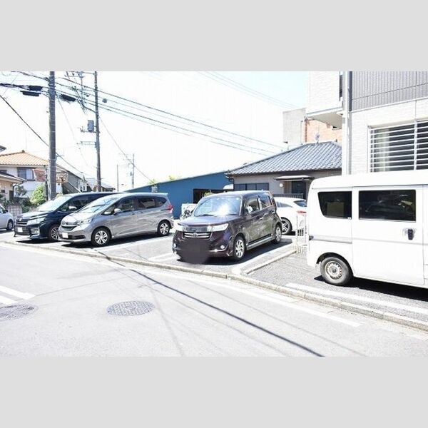 アヴィオール榮 駐車場
