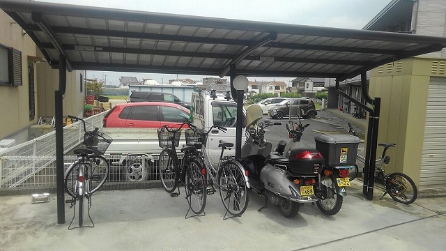 レオネクストアヴニール103号室 屋根付き駐輪場