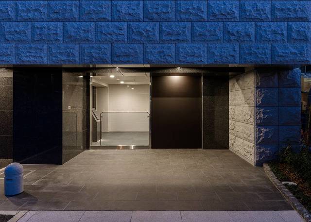 グランド・ガーラ横浜新子安11階 重厚感のあるエントランス