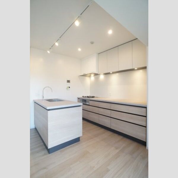 プライムメゾン亀戸202号室 白を基調とした清潔感のあるキッチンは上部にも棚収納があります