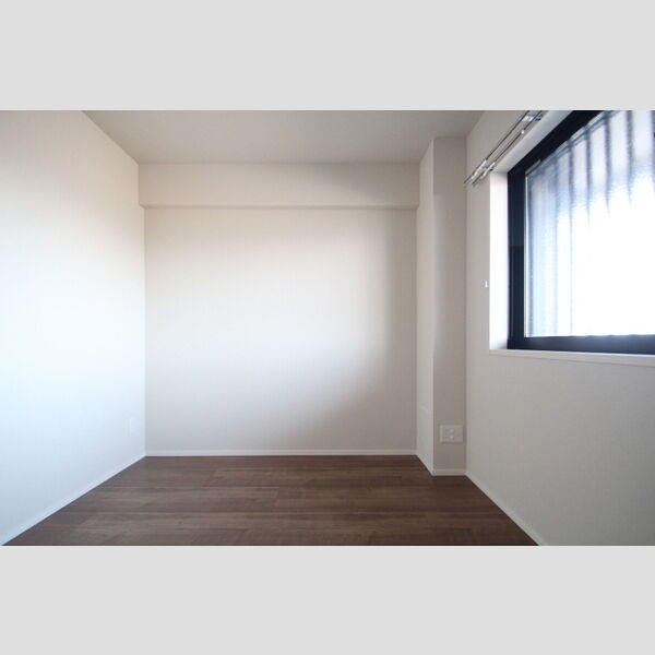 Grande Carro(グランデカッロ)802号室 廊下側洋室