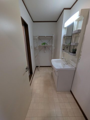 ファミール海老名 独立洗面台、室内洗濯機置き場、収納付き