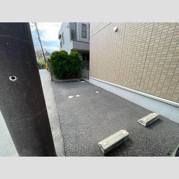 シュトラルヴェヌス102号室 駐車場