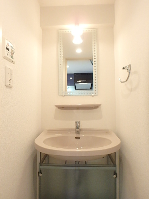 グランド・ガーラ横濱万世町9階 モダンな独立洗面台