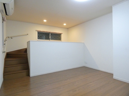 横浜市中区池袋戸建1階 洋室１０．６帖・別角度（内装前）