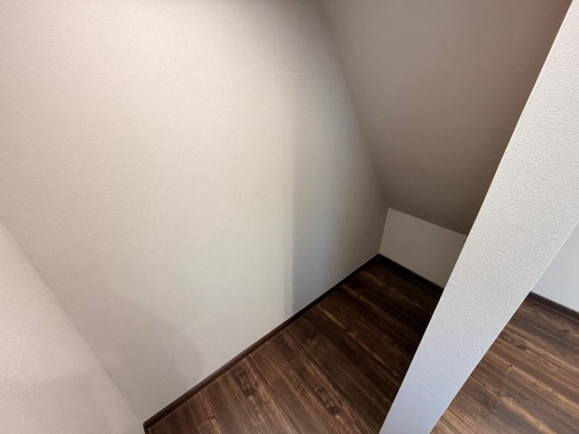 吹き抜け天井と広々LDKを備えたラグジュアリー住宅 大容量収納で居住空間すっきり、荷物の多いご家族も安心