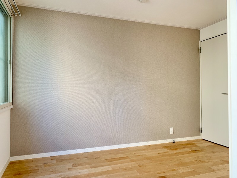 リッチハイツ南行徳Ⅱ グレーのアクセントクロスが特徴の洋室