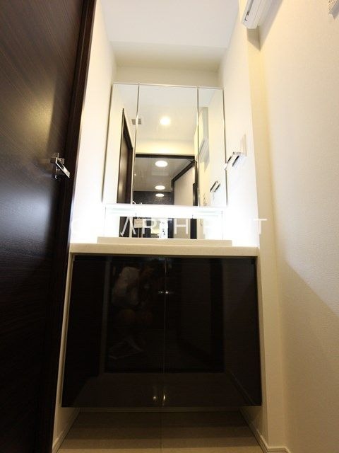 コンシェリア新橋 ＭＡＳＴＥＲ’Ｓ ＶＩＬＬＡ14階 キャビネット付のオシャレな洗面台