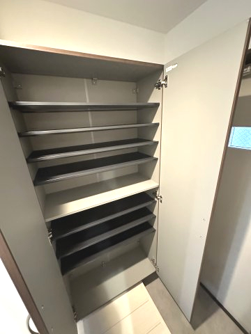ベイルーム湘南台104号室 シューズボックスは高さ可動式の大容量サイズとなっており女性にもおススメです♪