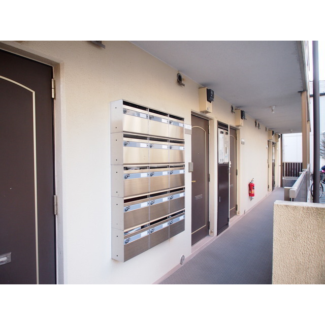 矢政コーポ202号室 集合ポスト・綺麗な共用廊下