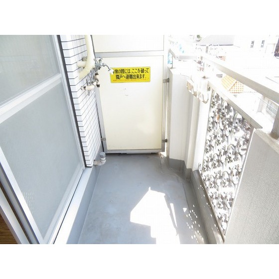 エレガンス綾瀬５0504号室 室外洗濯機置場