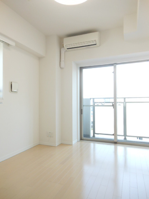 グランド・ガーラ新横浜North 6.0帖の明るい室内