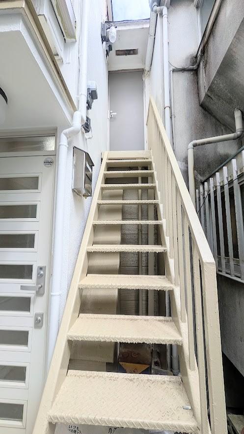 鷺宮テラス201号室 階段です。