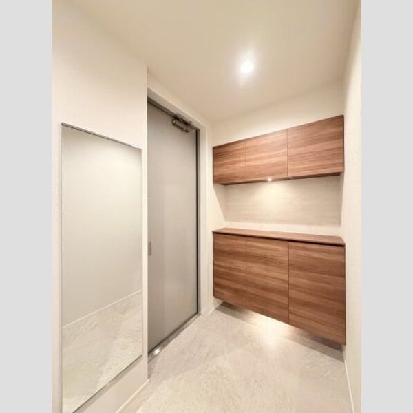 フレジア 広め玄関には姿見も設置済み♪